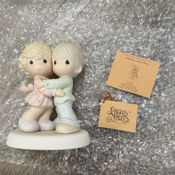 Precious Moments Hug One Another Figurine Box - Cream and Gold - Picture 2 of 4
